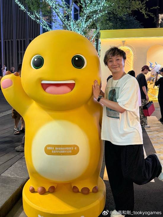 小高和刚化身为“奶龙”好友_微博秀与“奶龙”雕像合影留念
小高和刚化身为“奶龙”好友_微博秀与“奶龙”雕像合影留念