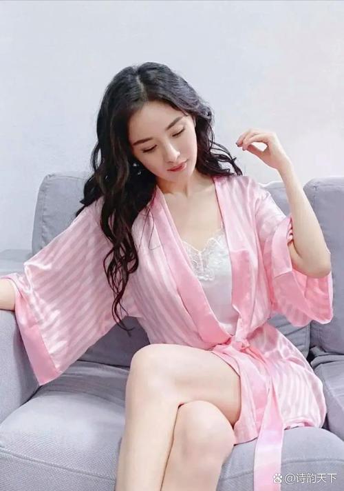 杨幂浴袍秀事业线永久免费开放，网友：无任何限制