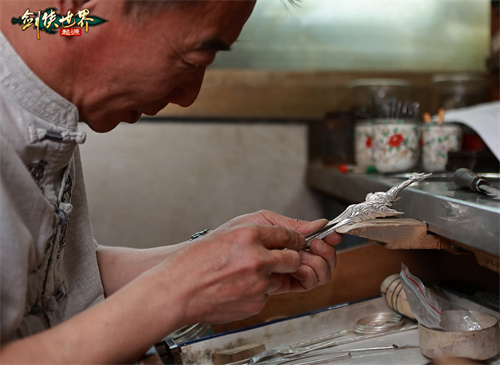 工艺匠心彰显，剑光耀眼夺目！非遗传承大师助阵《剑侠世界：起源》江湖盛会  


