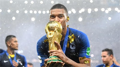 《实况足球》——超级速度与精准传射完美结合，梦幻级姆巴佩震撼登场