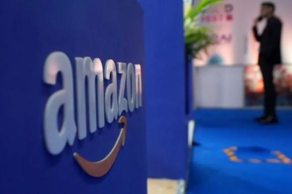 人工智能技术的快速发展正推动岗位自动化与替代，亚马逊宣布裁减三万名员工以优化其运营架构