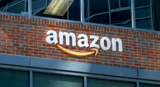 人工智能技术的快速发展正推动岗位自动化与替代，亚马逊宣布裁减三万名员工以优化其运营架构