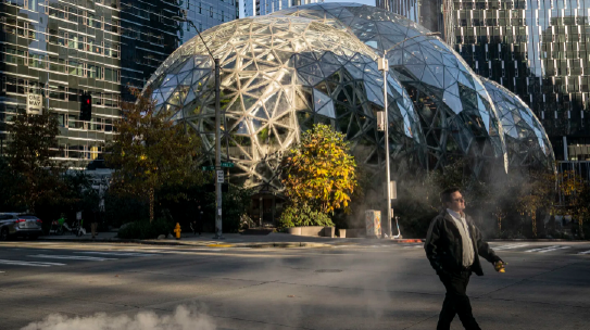 人工智能技术的快速发展正推动岗位自动化与替代，亚马逊宣布裁减三万名员工以优化其运营架构