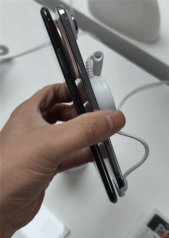 华为正式发布了有史以来最薄的直板机型——Mate 70 Air！今天开启预售，备受期待。  
