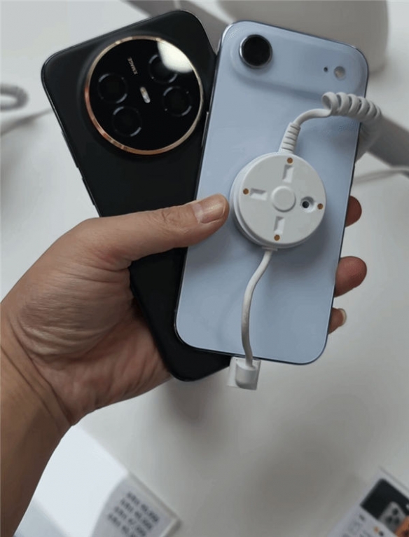 华为正式发布了有史以来最薄的直板机型——Mate 70 Air！今天开启预售，备受期待。  
