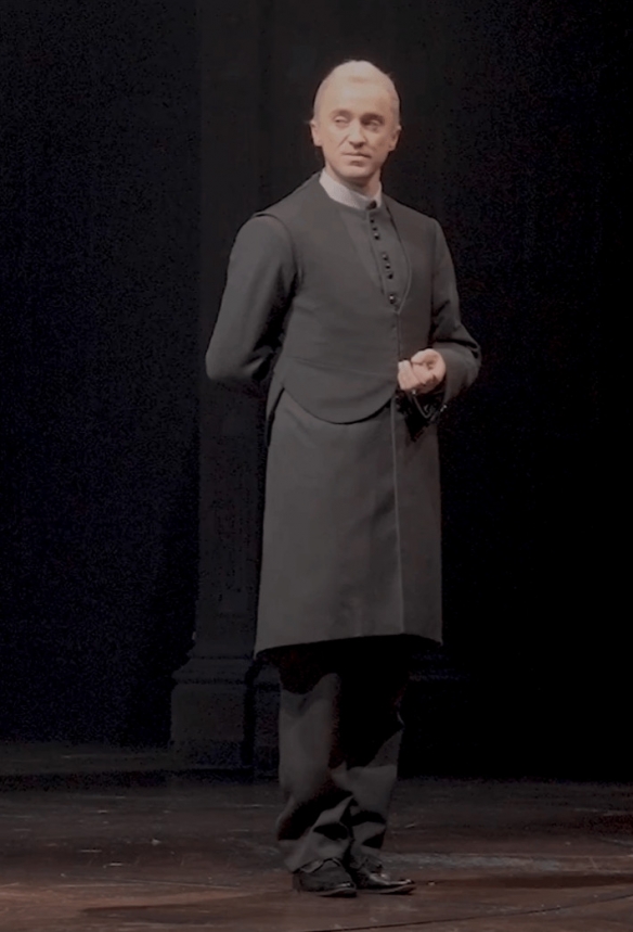 汤姆·费尔顿再度登上舞台,饰演德拉科·马尔福!官方首映拍摄片段正式公布
汤姆·费尔顿再度登上舞台,饰演德拉科·马尔福!官方首映拍摄片段正式公布