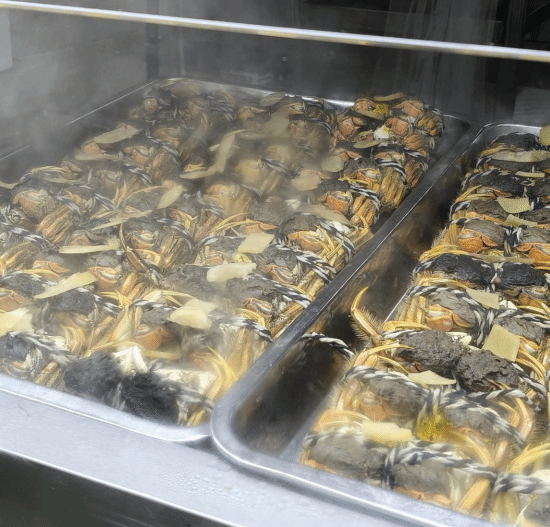 华中科技大学食堂推出8.8元的大闸蟹，成为师生们排长队争抢的初冬限定美味