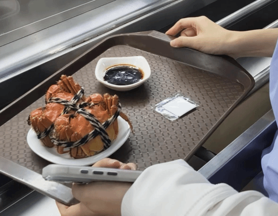 华中科技大学食堂推出8.8元的大闸蟹，成为师生们排长队争抢的初冬限定美味