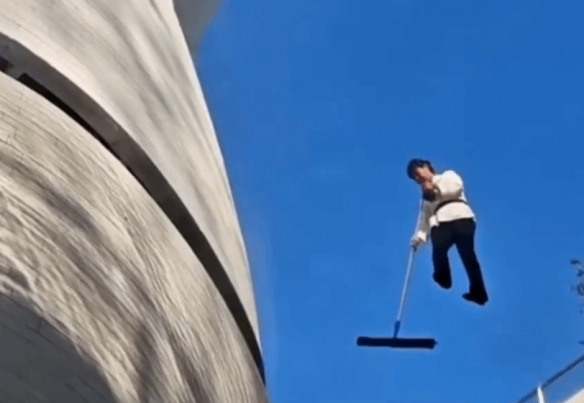 在深圳某广场，出现了一位“悬浮”在空中的清洁阿姨，仿佛在进行天空的清洁作业！  
