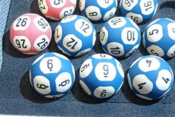 68岁贫困老人购买彩票获得1800万大奖，亲属争相抚养
