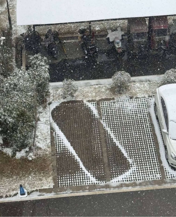 当弓弩的拉力增加时，倾斜角度也需相应前移_搞笑图片_你的美团骑行员黑丝美女已经上线