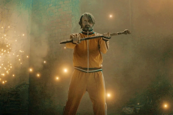 作为李小龙的崇拜者，“拔叔”近日在新片中亲自挥舞双节棍，圆了他的功夫梦想。  
