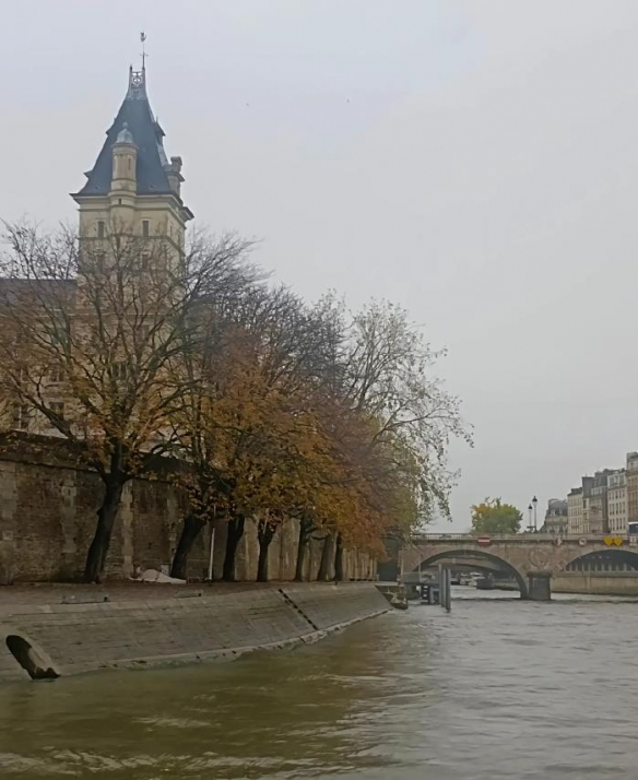 一位大爷用镜头直击，无修饰、无滤镜，展现的巴黎风貌！塞纳河竟被调侃为“村头水沟”