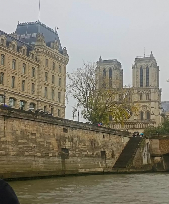 一位大爷用镜头直击，无修饰、无滤镜，展现的巴黎风貌！塞纳河竟被调侃为“村头水沟”