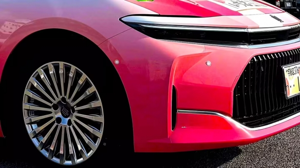 丰田栃木经销店特别推出了名为“草莓皇冠”的定制版,向以草莓生产著称的栃木县致敬 丰田栃木经销店特别推出了名为“草莓皇冠”的定制版,向以草莓生产著称的栃木县致敬