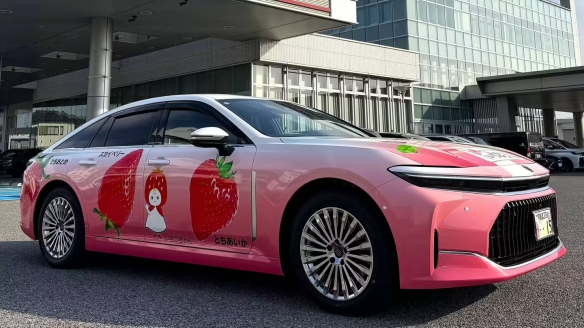 丰田栃木经销店特别推出了名为“草莓皇冠”的定制版,向以草莓生产著称的栃木县致敬 丰田栃木经销店特别推出了名为“草莓皇冠”的定制版,向以草莓生产著称的栃木县致敬