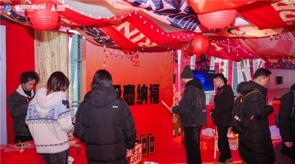 【改写后内容】

浓厚的年味与炽热的热血共舞！峡谷拜年盛典与WRL年度总决赛完美落幕