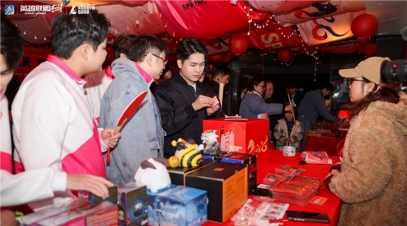 【改写后内容】

浓厚的年味与炽热的热血共舞！峡谷拜年盛典与WRL年度总决赛完美落幕