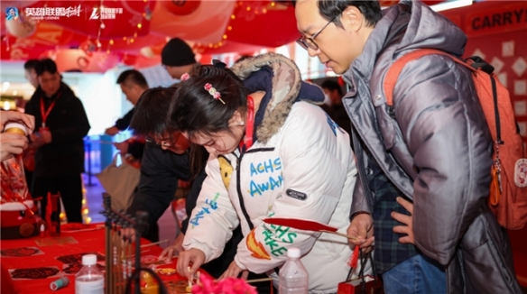 【改写后内容】

浓厚的年味与炽热的热血共舞！峡谷拜年盛典与WRL年度总决赛完美落幕