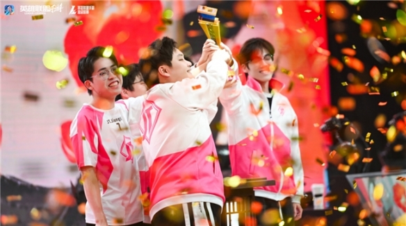 【改写后内容】

浓厚的年味与炽热的热血共舞！峡谷拜年盛典与WRL年度总决赛完美落幕