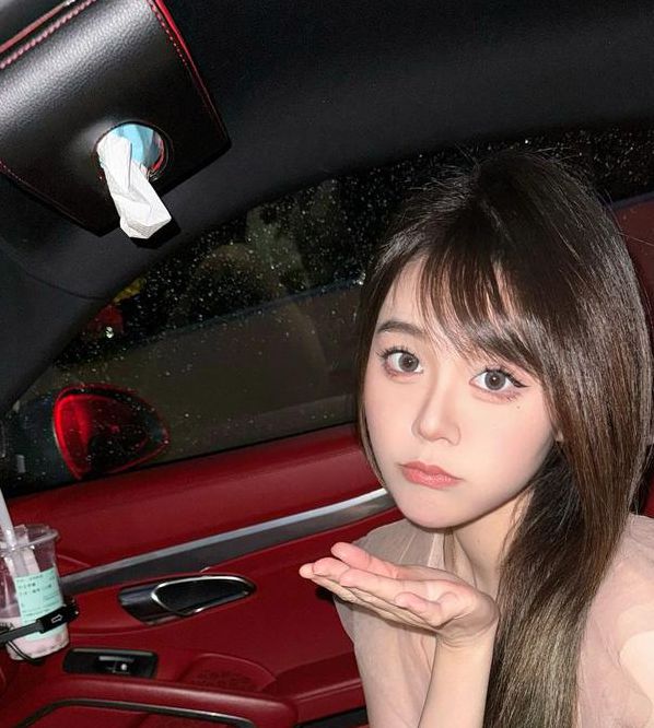 保时捷美女萤火直播